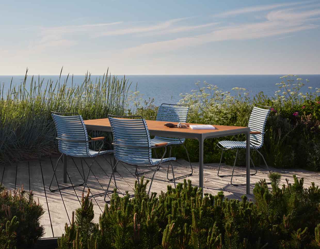 Terrasse mit Blick aus Meer, Gartentisch mit 4 Stühlen von Houe